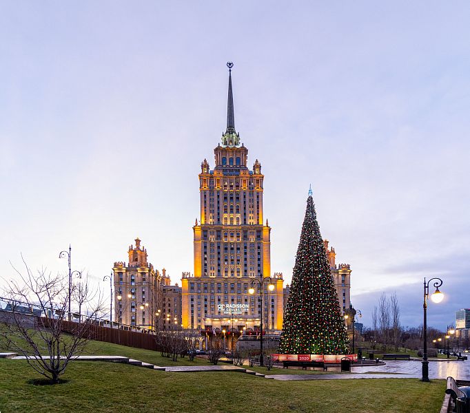 Новогодние украшения гостиницы «Украина»