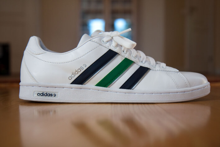 Обувь Adidas с фирменным дизайном - три линии снаружи Обувь Adidas с фирменным дизайном - три линии снаружи