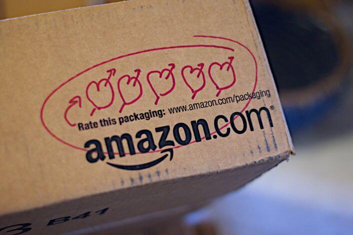 Упаковка с покупкой интернет-ретейлера Amazon Упаковка с покупкой интернет-ретейлера Amazon