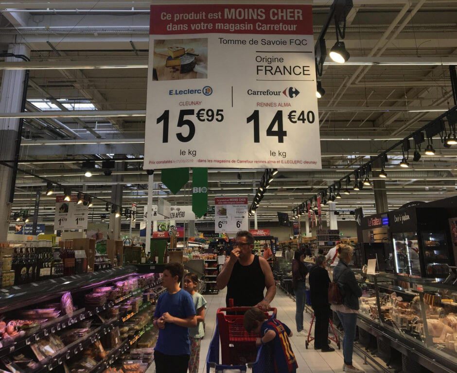 Обострение конкуренции можно было наблюдать прямо внутри магазинов Carrefour, которые в качестве рекламы стали использовать сравнение с ценами в Leclerc.