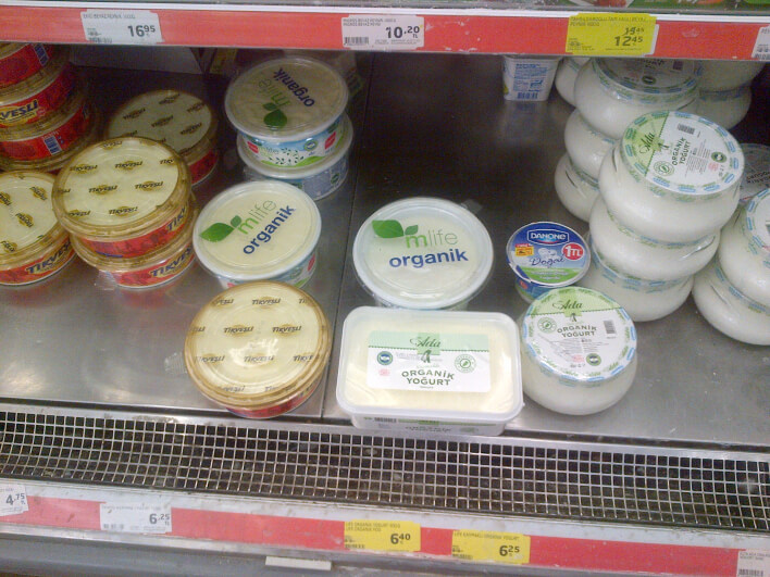 Полка с органическими продуктами в супермаркете. Полка с органическими продуктами в супермаркете.