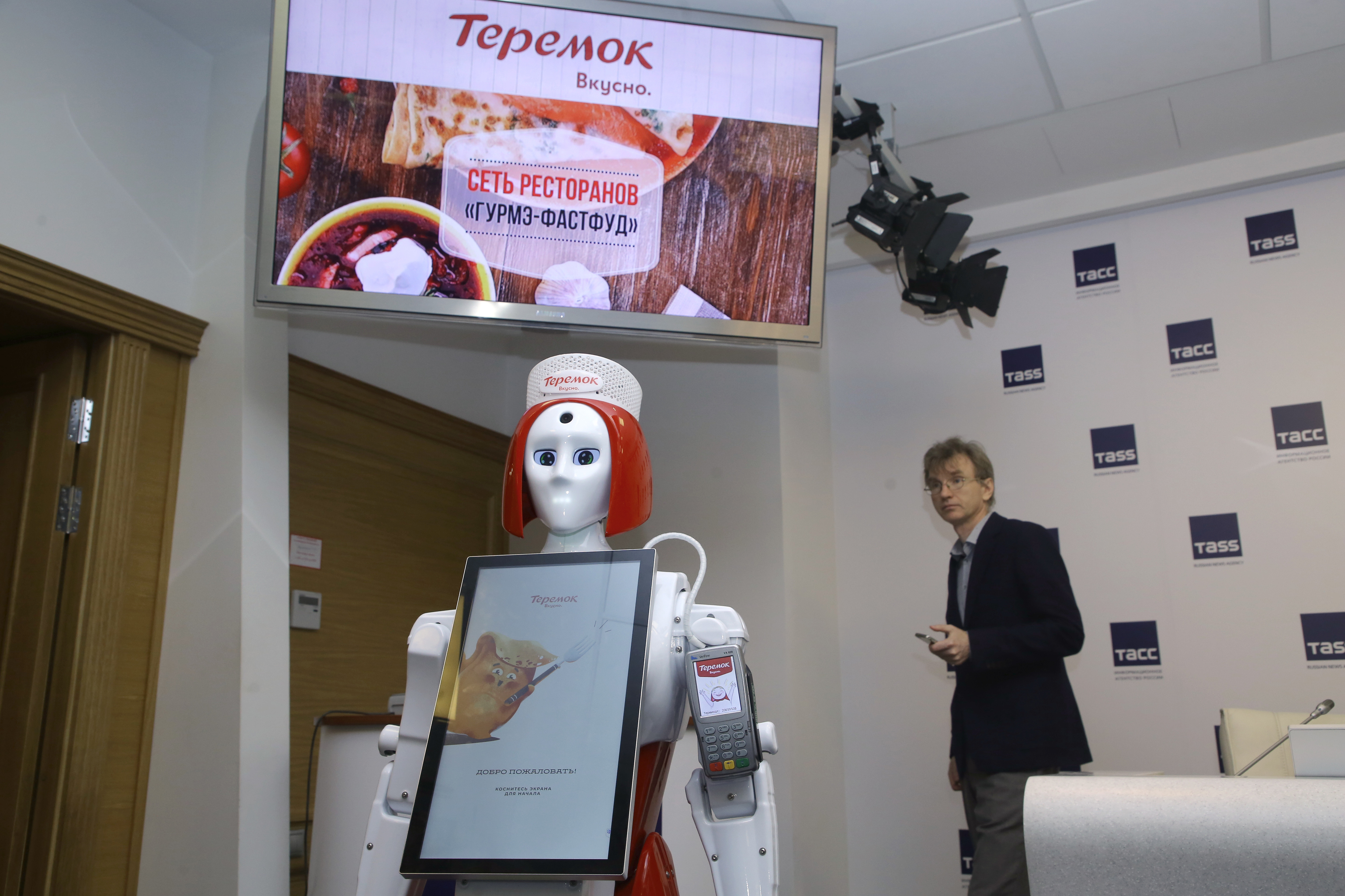 Теремок, робот-промоутер Маруся и главный редактор MarketMedia Дмитрий Грозный