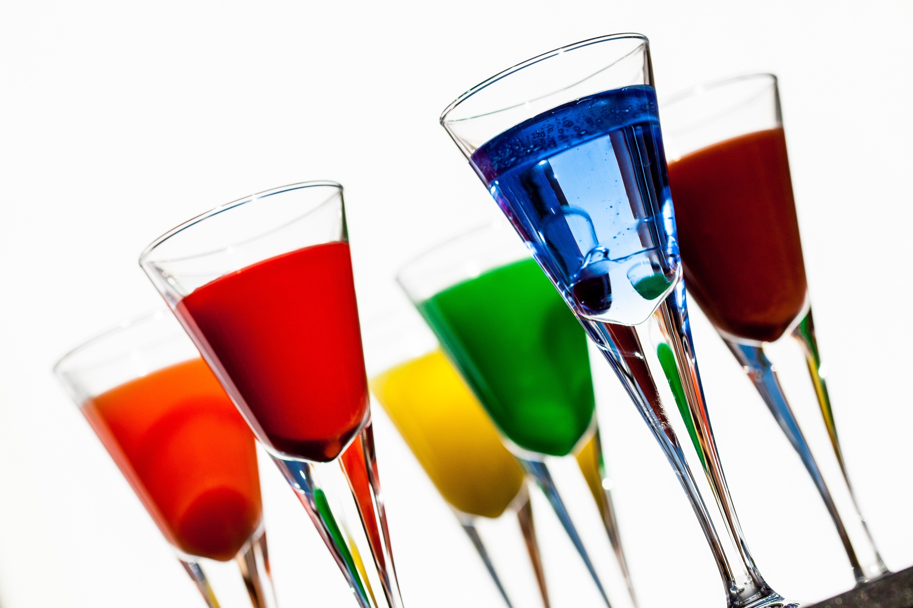 Бокалы с разноцветными напитками