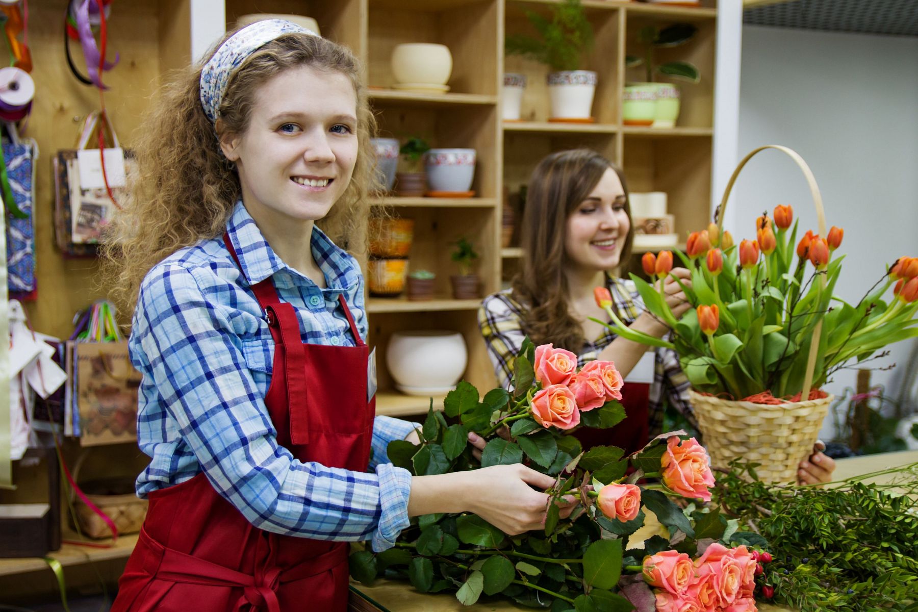 Флорист вакансии. Флорист. Флорист профессия. Дизайнер флорист. Продавец цветы.