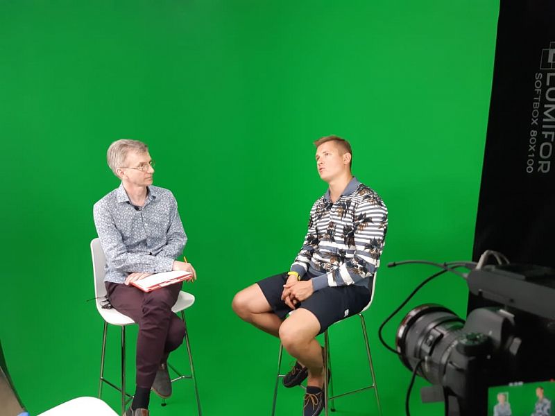 Александр Белькович, шеф-повар и ресторатор (справа) и Дмитрий Грозный, главный редактор MarketMedia во время интервью в студии.