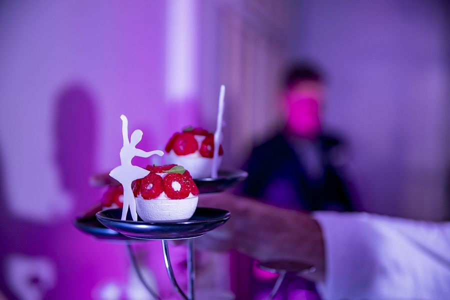 В рамках гастрономического фестиваля Megustro 2023 в «Гранд Отеле Европа» состоялся «Десертный бал», Петербург