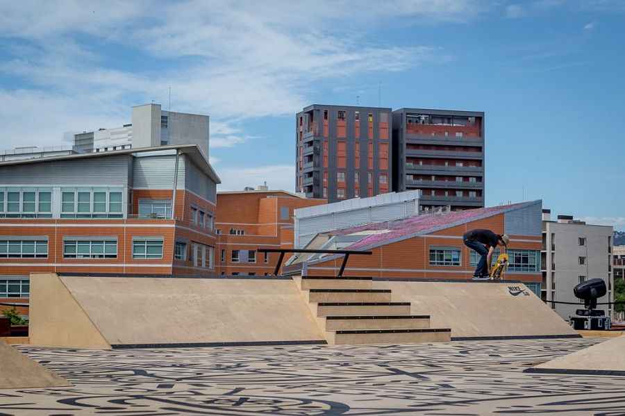 Это частный скейтпарк, расположенный на крыше клуба Razzmatazz в Барселоне.