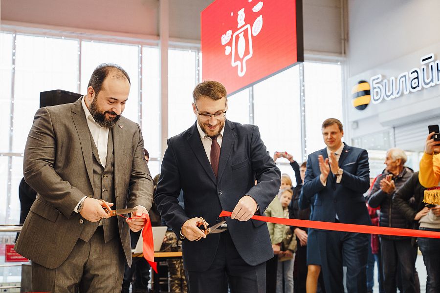 Директор по управлению розничной сетью «Магнит» Руслан Исмаилов (слева) во время открытия магазина большого формата в новой концепции