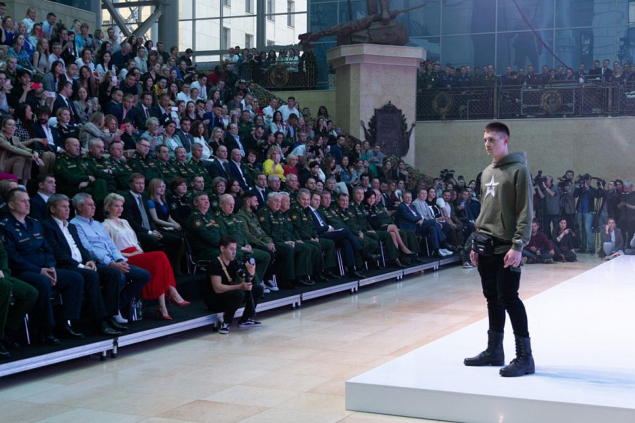 В Национальном центре управления обороной России прошла презентация коллекции одежды в стиле милитари. Это совместный проект сети магазинов «Армия России» Министерства обороны, и бренда Black Star рэпера Тимати.