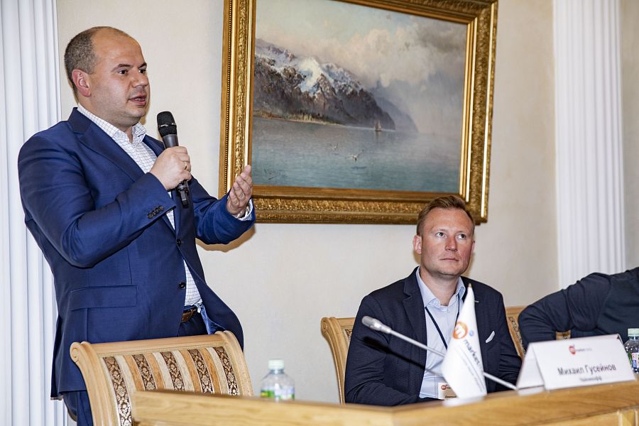 Дмитрий Беляев, генеральный директор ООО «КВС. Управление Недвижимостью» (справа) на конференции «Трансформация ретейла и коммерческой недвижимости в борьбе за потребителя»