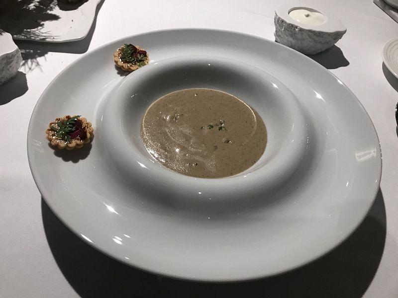 Крем суп из боровиков с пармезаном (980 рублей)/ ресторан Eclipse