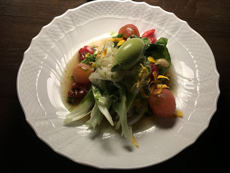 Салат латук с сорбетом из укропа и томатной водой (650 рублей), ресторан Recolte