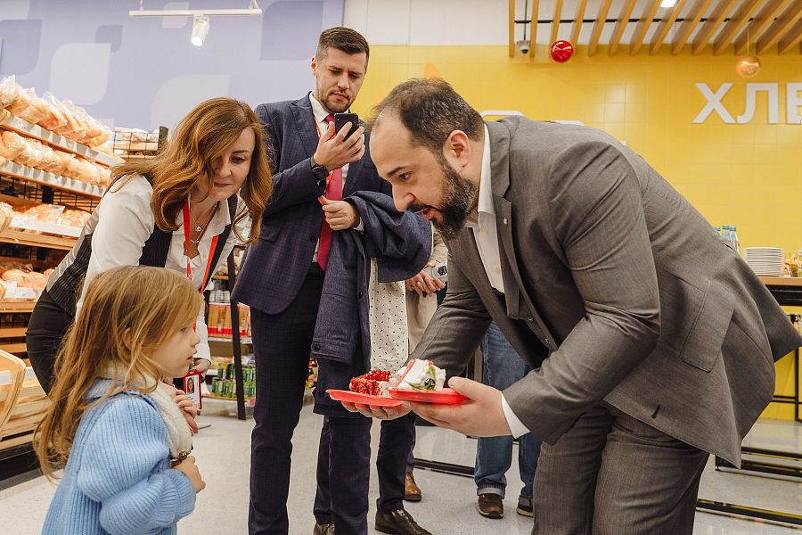 Директор по управлению розничной сетью «Магнит» Руслан Исмаилов во время открытия магазина большого формата в новой концепции