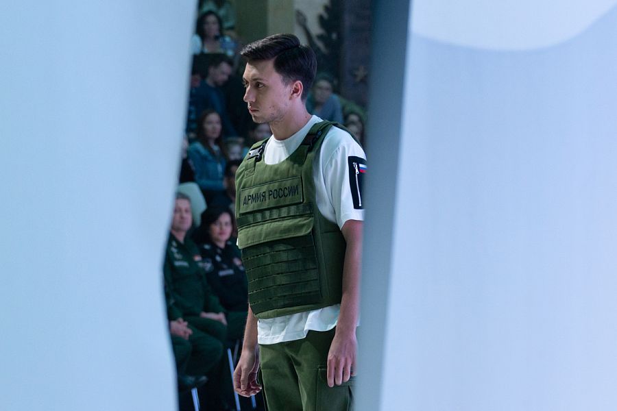 В Национальном центре управления обороной России прошла презентация коллекции одежды в стиле милитари. Это совместный проект сети магазинов «Армия России» Министерства обороны, и бренда Black Star рэпера Тимати.