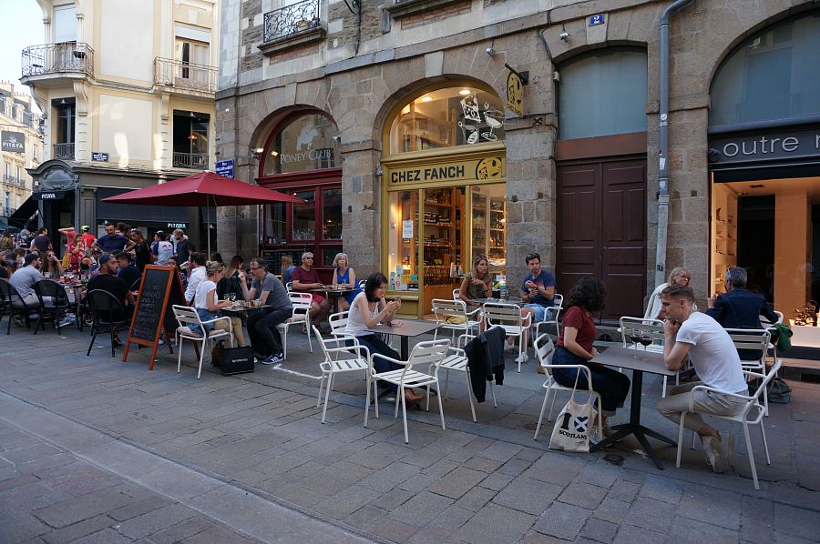 Первый день работы ресторанов и баров во Франции после карантина.