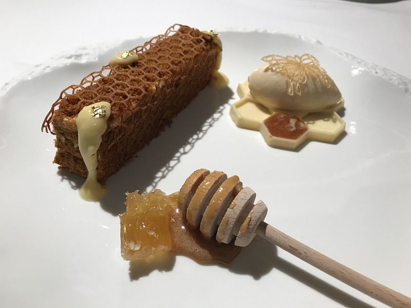 Медовик с пчелиным воском, кремом из ряженки и банановым мороженым  (950 рублей)/ ресторан Eclipse