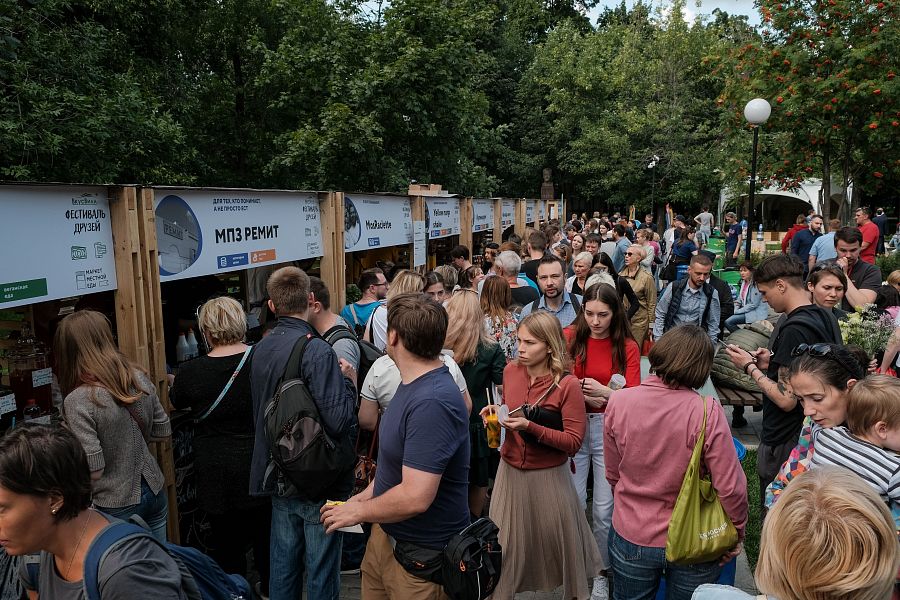 «Фестиваль друзей», организованный сетью «ВкусВилл». Проходит в Саду им Баумана, Москва.