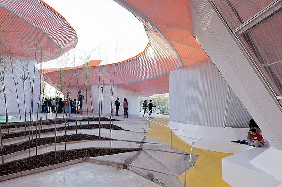 Скейт-парк Factoria Joven («молодежная фабрика») в Мериде, Испания, открылся в марте этого года. Проект комплекса был разработан мадридской компанией SelgasCano Architects.