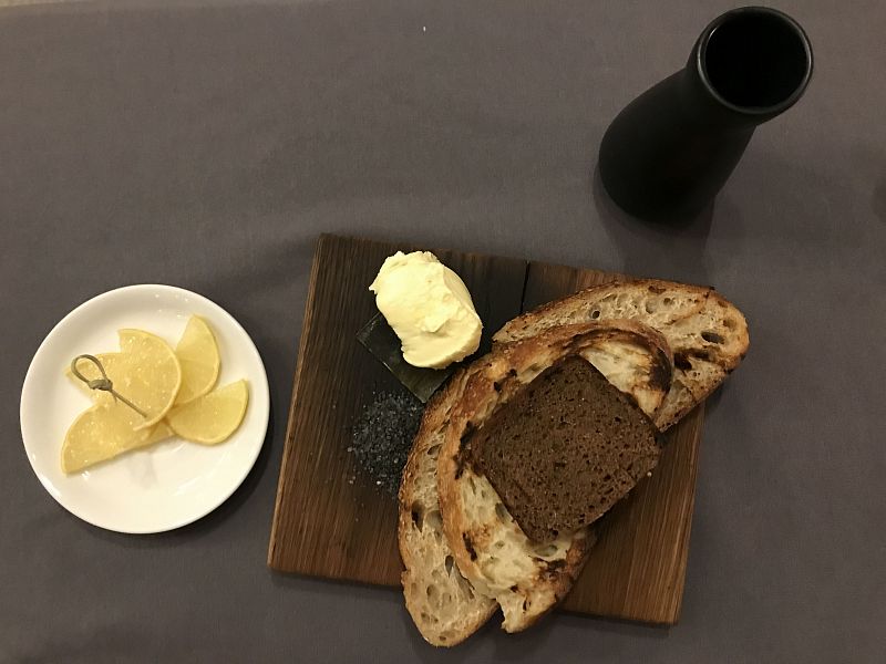 Ремесленный хлеб с маслом и четверговой солью (200 рублей)/ кафе «Рубинштейн» 